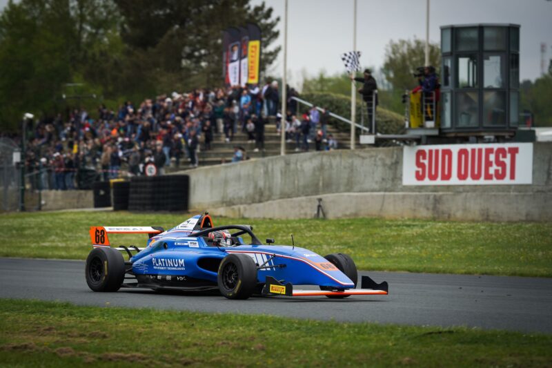 Photo d'une voiture sur le circuit Nogaro