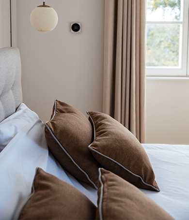 Oreillers sur un lit