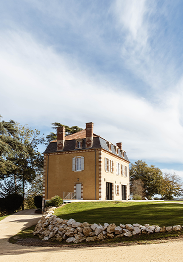 Façade du domaine du Pillon de profil.