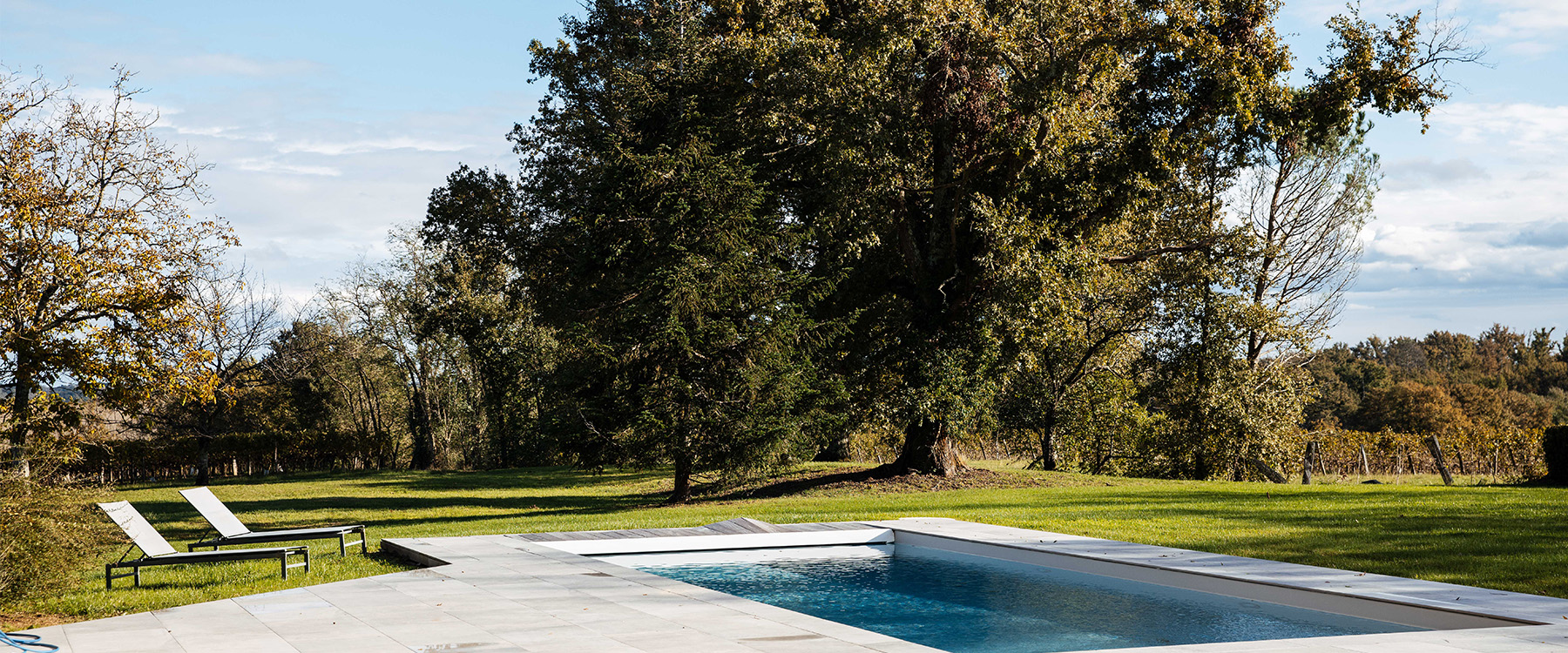Piscine et jardin du domaine.