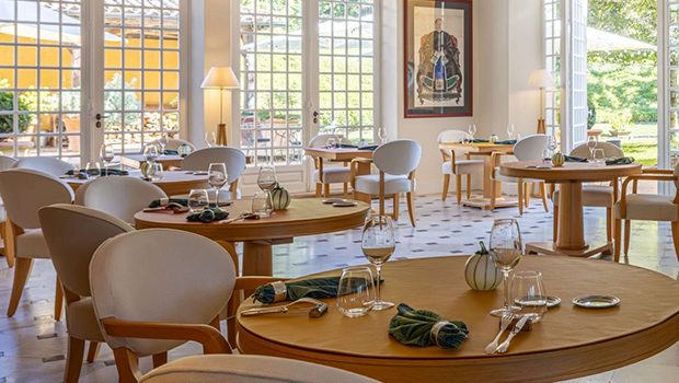 Salle de restaurations spacieuse.