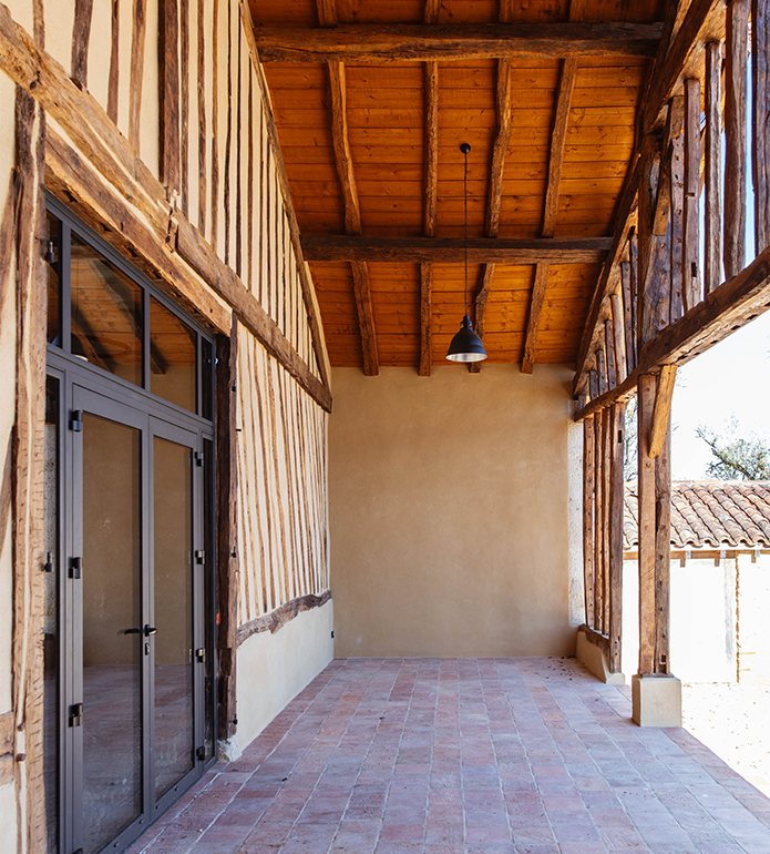 Porche en bois du domaine du Pillon