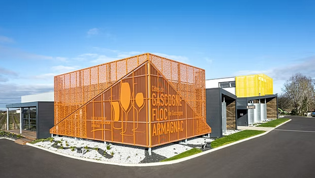 Photos de la maison Gascogne Armagnac et de ses bâtiments modernes de couleur orange